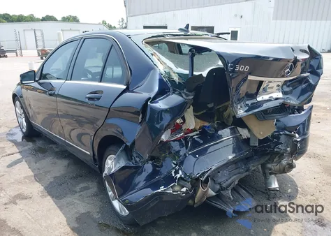 2010 Mercedes-Benz C 300 Luxury/Sport z USA, uszkodzony, nr VIN WDDGF5EB4AR108712